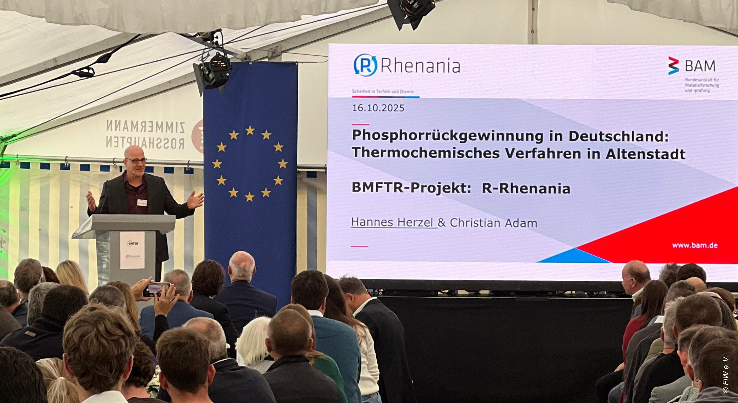 Project coordinator Christian Adam from BAM presenting the R-Rhenania project. © FiW e. V.